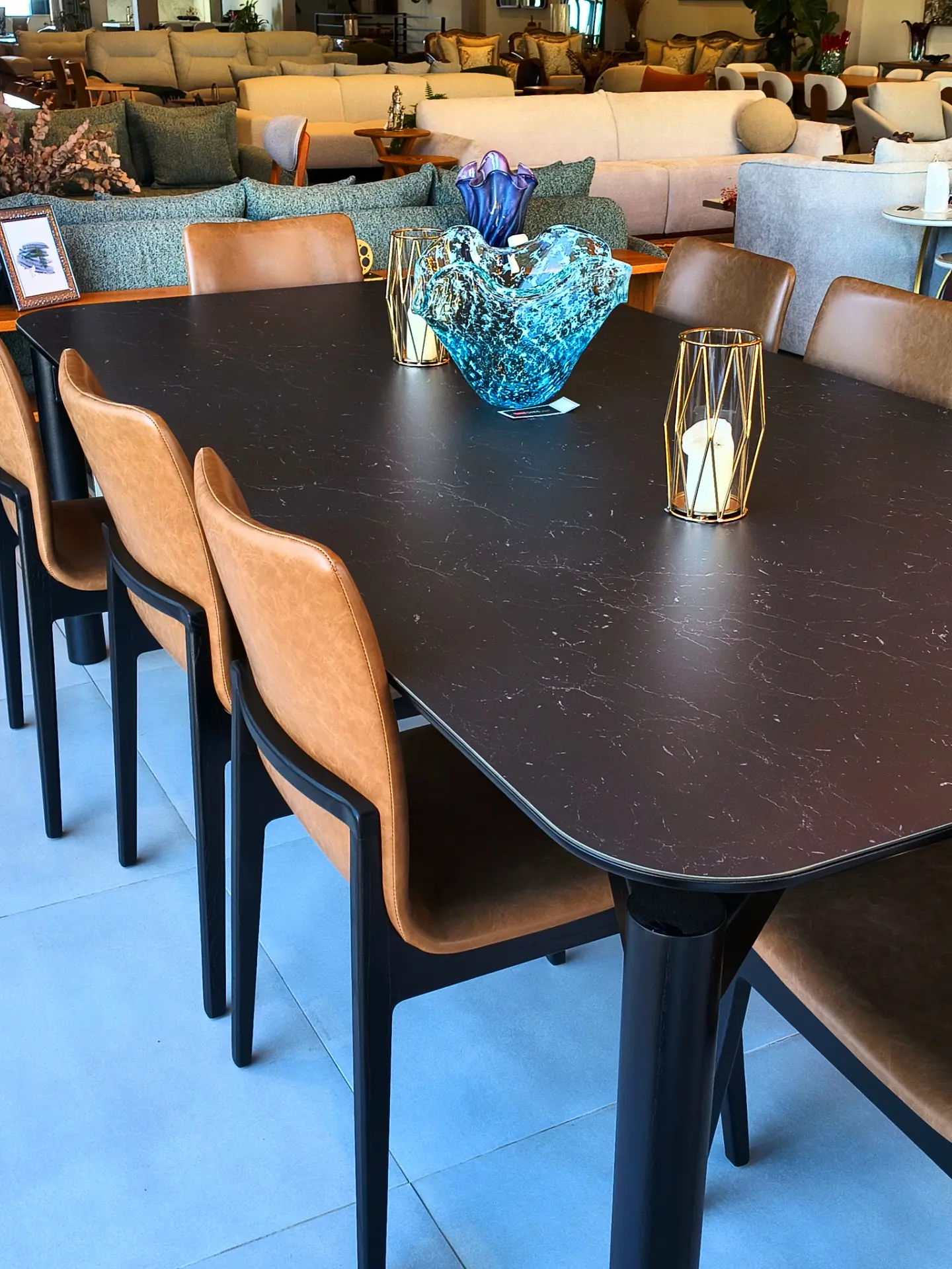 Mesa de jantar escura com cadeiras em couro caramelo